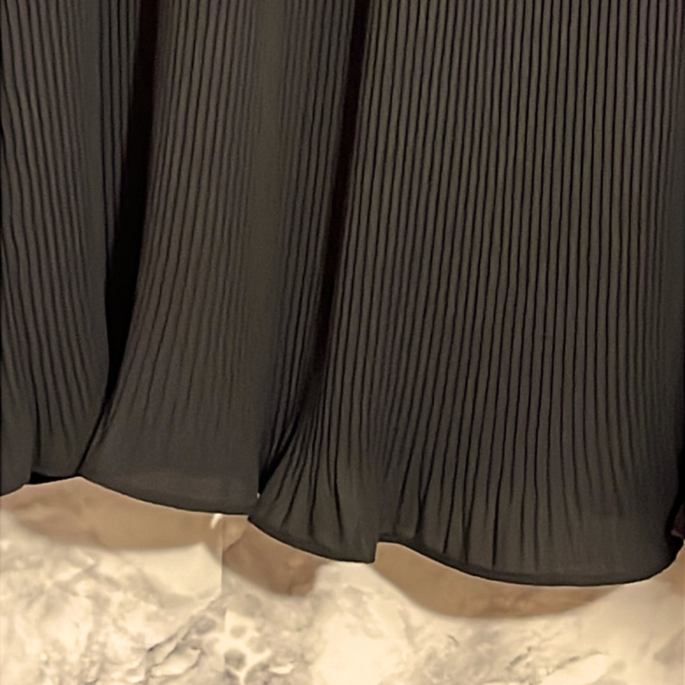 Banana Republic Pleated Black Knee-Length A-Line Skirt. Size L Petite - Picture 2 of 10
